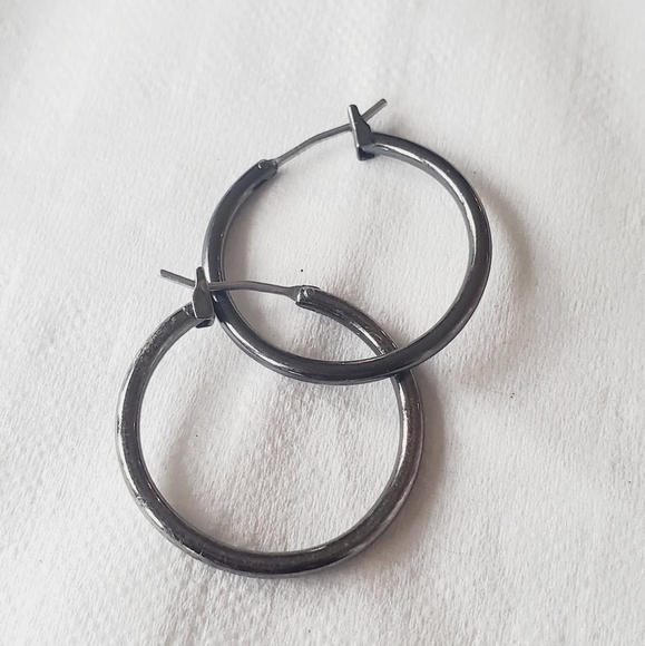 Gorgeous Collectible Dark Tone Hoop  Earrings. 🌴 - Picture 4 of 7